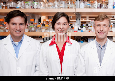 Ritratto di tre medici sorridente in un laboratorio Foto Stock