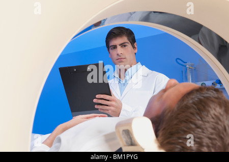 Il paziente sta andando attraverso una scansione in MRI Foto Stock