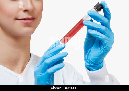 Medico donna in possesso di un campione di medici in un laboratorio Foto Stock