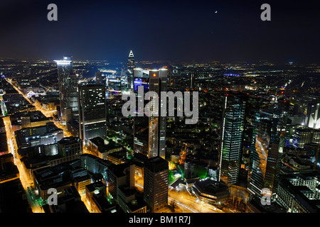 Vista panoramica dalla Torre principale di tutta Francoforte am Main di notte, luci, illuminazione, il quartiere finanziario, Hesse, Germania Foto Stock