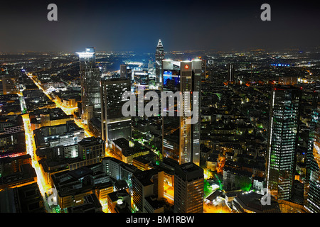 Vista panoramica dalla Torre principale di tutta Francoforte am Main di notte, luci, illuminazione, il quartiere finanziario, Hesse, Germania Foto Stock