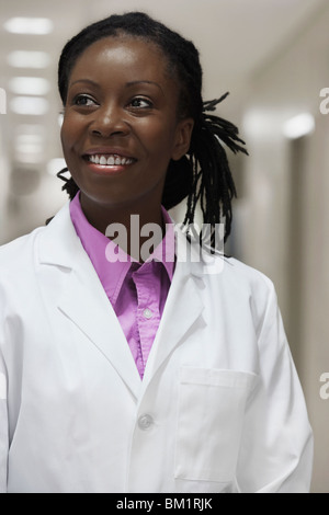 Medico Donna sorridente in un ospedale Foto Stock