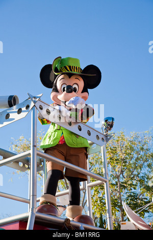 Mickey Mouse corse carattere galleggiante in Jammin' Jungle Parade presso il Regno degli Animali di Disney in Orlando Florida Foto Stock