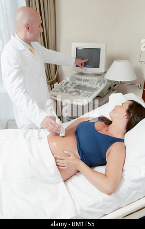Donna incinta passando attraverso una scansione ad ultrasuoni Foto Stock