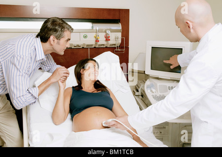 Donna incinta passando attraverso una scansione ad ultrasuoni Foto Stock