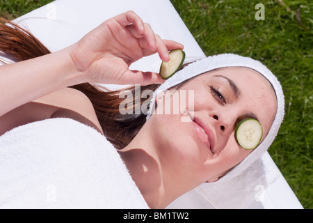 Cucumber Slice su una donna di occhio Foto Stock