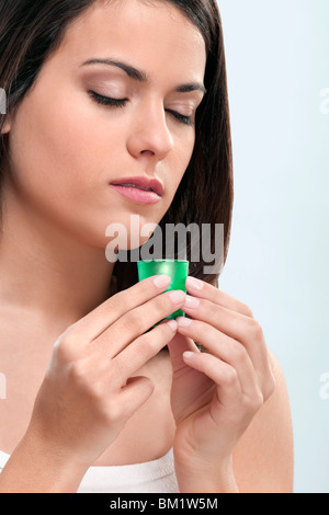 Donna odore di olio aromaterapia Foto Stock