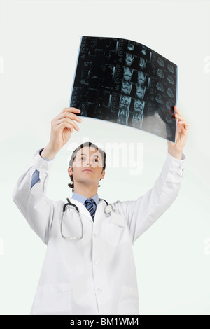 Medico esaminando un x-ray relazione Foto Stock