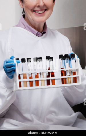 Medico donna tenendo i campioni di medicinali in un laboratorio Foto Stock