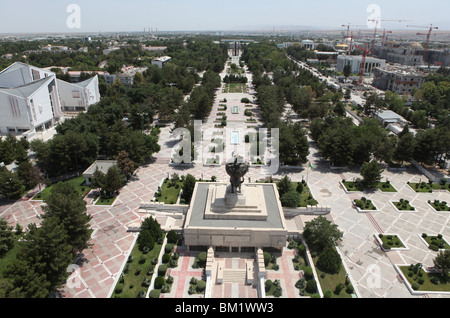 Viste dalla neutralità arco con una statua dorata di Saparmyrat Niyazov Türkmenbaşy in cima ad Ashgabat, Turkmenistan. Foto Stock
