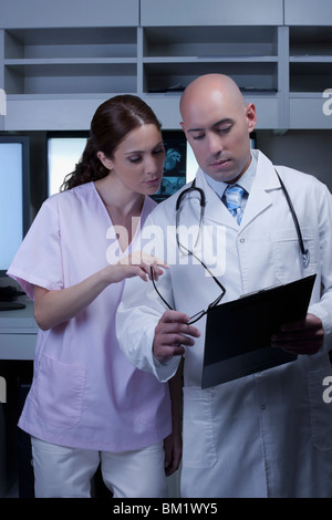 Due medici a discutere di una relazione medica Foto Stock