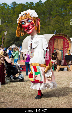 Gainesville FL - Gennaio 2009 - gigante femminile con testa fanciulla in costume medievale Hoggetowne Faire a Gainesville, Florida Foto Stock