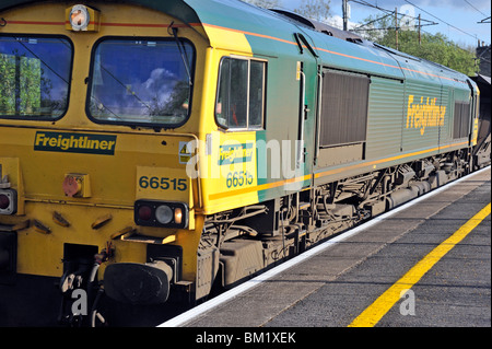 Freightliner Classe 66 Numero 66515 in velocità. Stazione Oxenholme, Linea principale della costa occidentale, Cumbria, England Regno Unito, l'Europa. Foto Stock