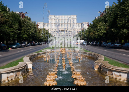 Fontane di fronte al Palazzo del Parlamento, ex palazzo di Ceausescu, Bucarest, Romania, Europa Foto Stock