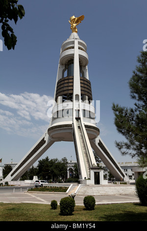 La neutralità arco con una statua dorata di Saparmyrat Niyazov Türkmenbaşy in cima ad Ashgabat, Turkmenistan. Foto Stock