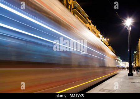 Il tram su Constitution Avenue, Siviglia, Spagna Foto Stock