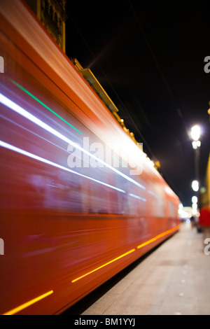 Il tram su Constitution Avenue, Siviglia, Spagna Foto Stock