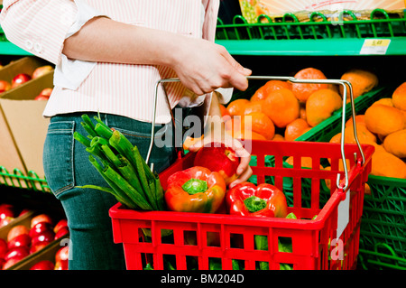 Donna di frutti di acquisto in un supermercato Foto Stock