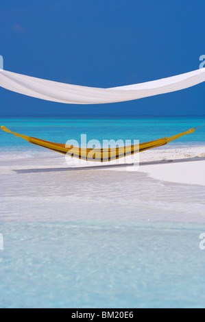 Amaca sotto riparo sulla spiaggia tropicale, Maldive, Oceano Indiano, Asia Foto Stock