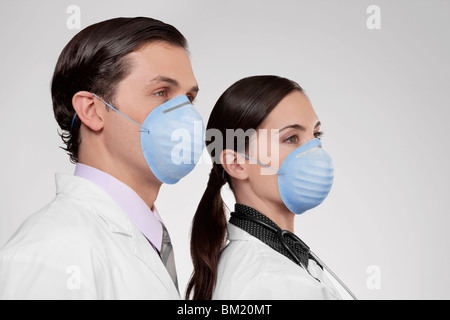 I medici che indossano maschere di influenza Foto Stock