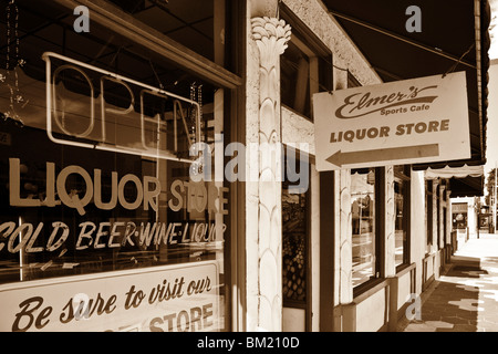 Ybor City, FL - Luglio 2009 - Elmer's Sports Bar e negozio di liquori nel quartiere storico di Ybor City a Tampa, Florida Foto Stock