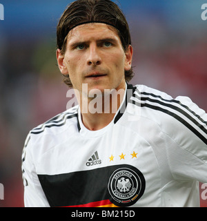 Mario Gomez di Germania visto durante il team warm up prima di UEFA EURO 2008 Gruppo B partita di calcio contro l'Austria. Foto Stock