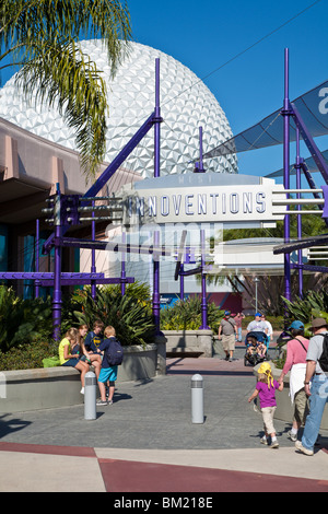 Kissimmee, FL - Jan 2009 - Gli ospiti il resto al di fuori di attrazione Innoventions al parco Epcot del Walt Disney World Center Foto Stock