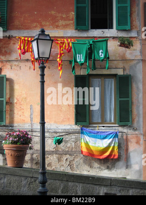 Bandiera della pace appesa al muro di una casa nella piccola città italiana Castel Gandolfo, sulla sommità di un antico vulcano. Foto Stock