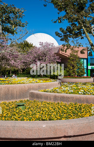 Kissimmee, FL - Jan 2009 - cupola geodetica mostra dietro tiered giardini di fiori all'interno del parco Epcot del Walt Disney World Center Foto Stock