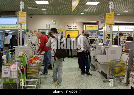 Checkout self-service di Morrisons supermercato Holloway Road Islington Londra Foto Stock