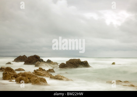 Sfocata onde di movimento sulla Atlantic Beach vicino a Biarritz, Aquitaine in Francia Foto Stock