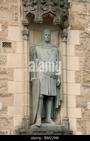 Statua di Robert the Bruce in ingresso al Castello di Edimburgo, Edimburgo, Scozia, Regno Unito, Europa Foto Stock