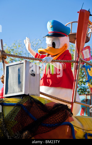 Donald Duck corse carattere galleggiante in Jammin' Jungle Parade presso il Regno degli Animali di Disney in Orlando Florida Foto Stock