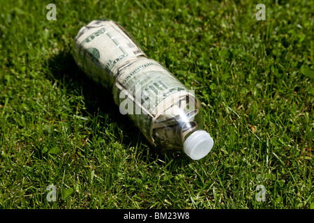 Bottiglia di plastica e Dollar close up Foto Stock