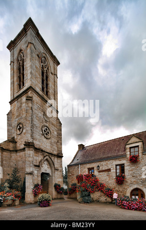 Il campanile della chiesa parrocchiale, cittadina de La Vraie Croix, departament del Morbihan, regione della Bretagna, Francia Foto Stock