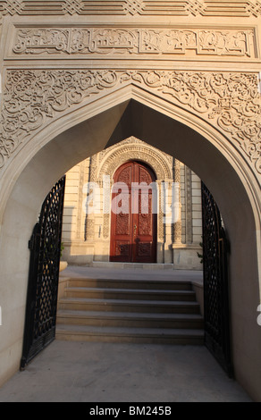 Sunrise per le strade del centro storico di antica città murata di Baku in Azerbaijan, in Asia centrale. Foto Stock