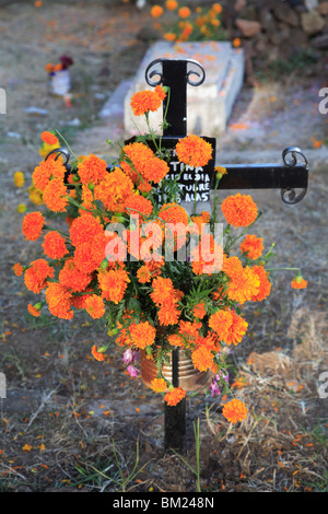 Tombe decorate, cimitero, Janitzio Island, il giorno dei morti, il Lago Patzcuaro, Patzcuaro Michoacan, membro, Messico, America del Nord Foto Stock