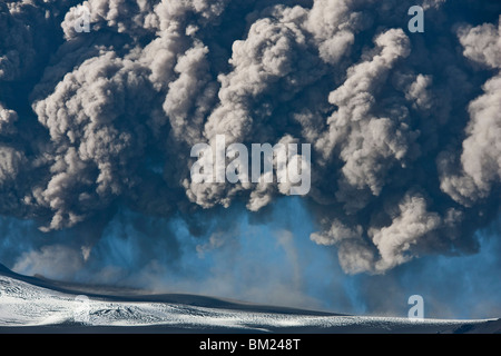 Nube di cenere dall'eruzione Eyjafjallajokull in Islanda Foto Stock