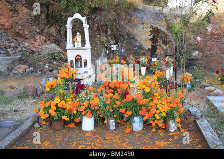 Tombe decorate, cimitero, Janitzio Island, il giorno dei morti, il Lago Patzcuaro, Patzcuaro Michoacan, membro, Messico, America del Nord Foto Stock