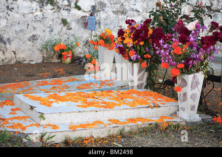 Tombe decorate, cimitero, Janitzio Island, il giorno dei morti, il Lago Patzcuaro, Patzcuaro Michoacan, membro, Messico, America del Nord Foto Stock