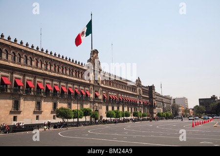 Il palazzo nazionale (Palacio Nacional), Zocalo, Plaza de la Constitucion, Città del Messico, Messico, America del Nord Foto Stock