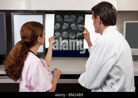 Due medici di esaminare il report di MRI Foto Stock