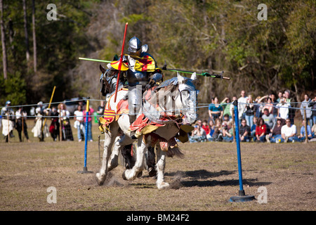 Gainesville FL - Jan 2009 - Due uomini vestiti come cavalieri passare ogni altro durante la giostra dimostrazione sul campo presso Medieval Faire Foto Stock