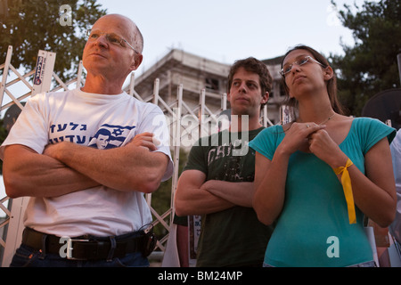 Padre Noam Shalit e fratello Yoel Shalit a un sabato Cerimonia di benvenuto marcatura 203 sabati dal rapimento di Gilad Shalit Foto Stock