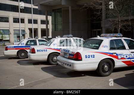 Auto della polizia sono parcheggiate presso la divisione 52 stazione della polizia di Toronto il 19 aprile 2010. Foto Stock