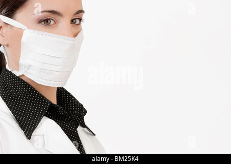 Medico donna che indossa una maschera di influenza Foto Stock