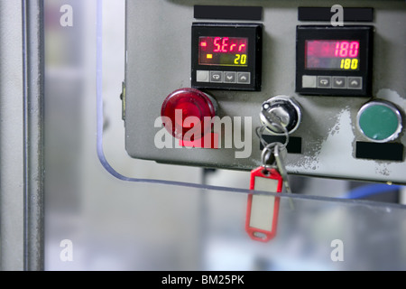 Industrial pulsante del pannello di controllo, l'industria l'installazione delle apparecchiature Foto Stock