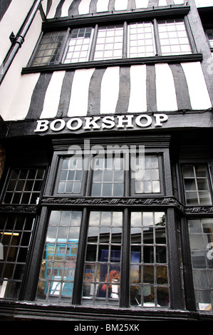 Bookshop in edificio con travi di legno, Bridge Street, Leatherhead Surrey, Inghilterra, Regno Unito Foto Stock