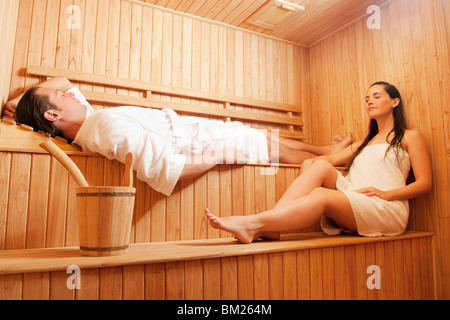 Paio di prendere una sauna vasca da bagno Foto Stock