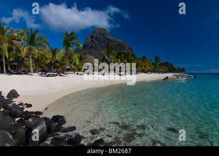 Sedie a sdraio sulla spiaggia e Mont Brabant (Le Morne Brabant), il Sito Patrimonio Mondiale dell'UNESCO, Mauritius, Oceano Indiano Foto Stock